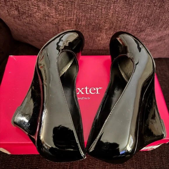 Dexter Black Patent Round-Toe Heels - Picture 6 of 6